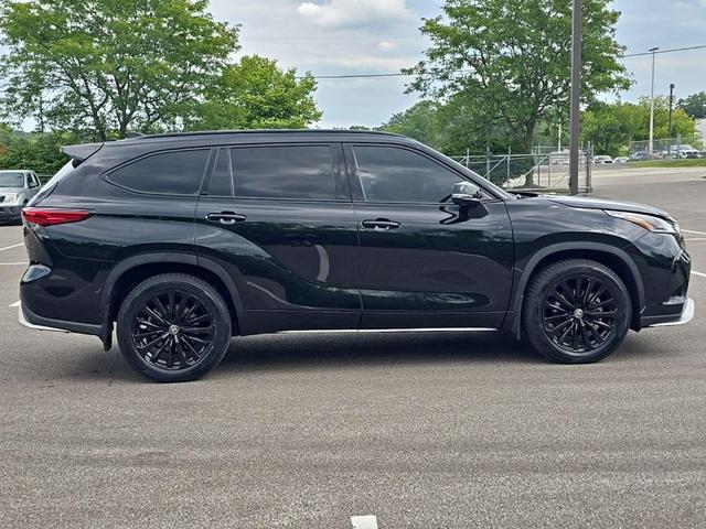 Photo of 2023 Midnight Black Metallic Toyota Highlander