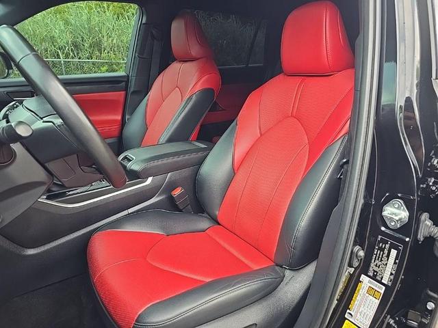 Photo of 2023 Midnight Black Metallic Toyota Highlander
