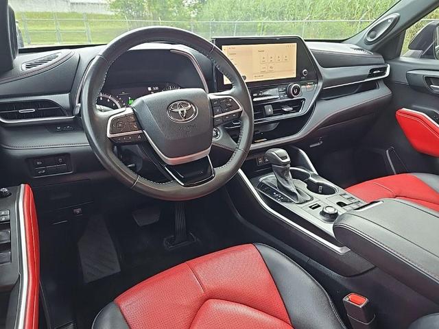 Photo of 2023 Midnight Black Metallic Toyota Highlander