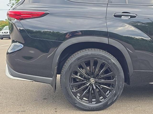 Photo of 2023 Midnight Black Metallic Toyota Highlander