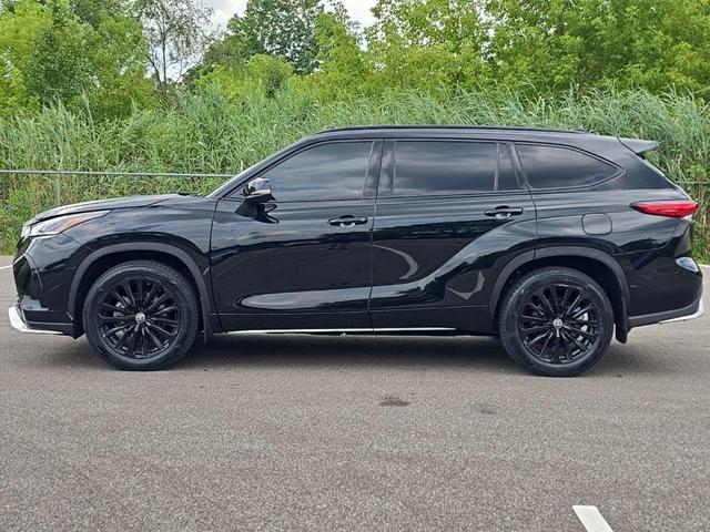 Photo of 2023 Midnight Black Metallic Toyota Highlander