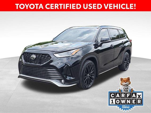 Photo of 2023 Midnight Black Metallic Toyota Highlander