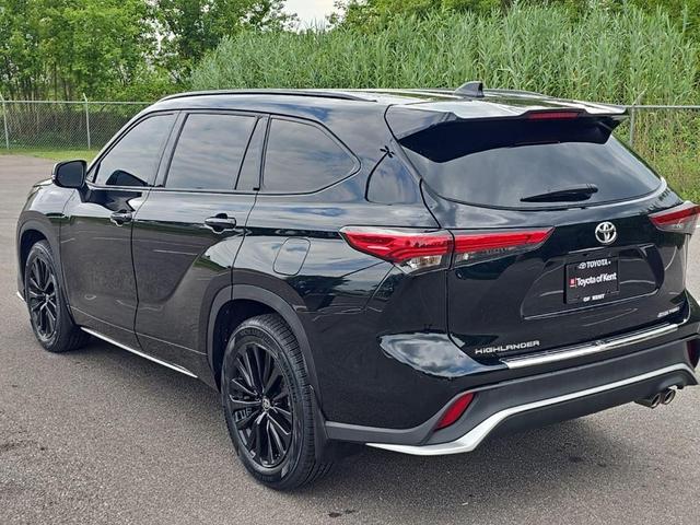 Photo of 2023 Midnight Black Metallic Toyota Highlander