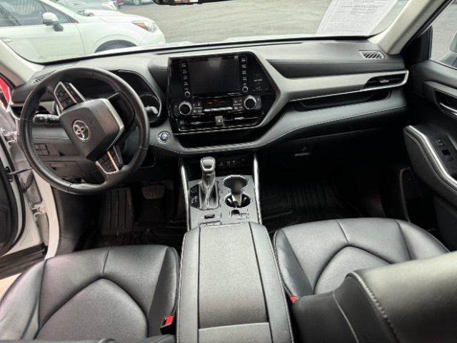 Photo of 2022 Pearl Toyota Highlander