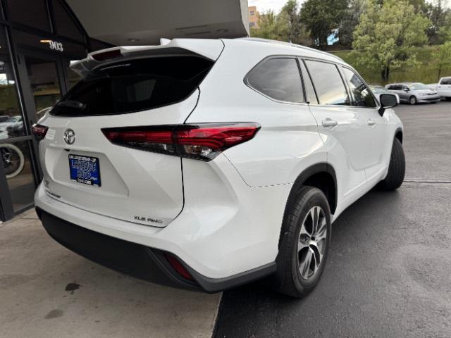 Photo of 2022 Pearl Toyota Highlander