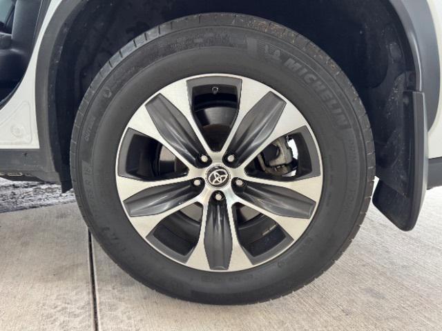 Photo of 2022 Pearl Toyota Highlander