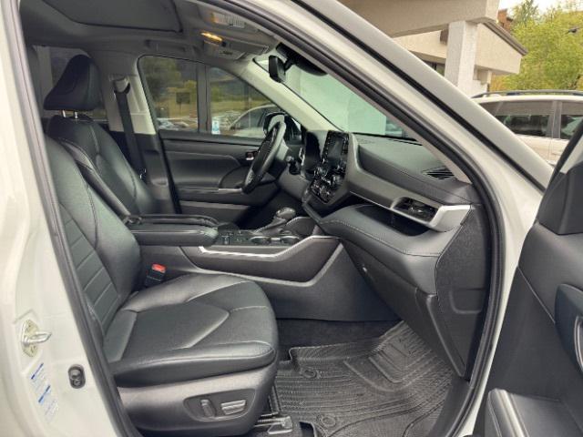 Photo of 2022 Pearl Toyota Highlander