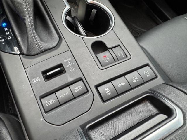 Photo of 2022 Pearl Toyota Highlander