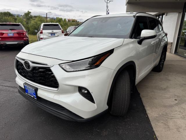 Photo of 2022 Pearl Toyota Highlander