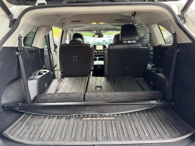 Photo of 2022 Pearl Toyota Highlander