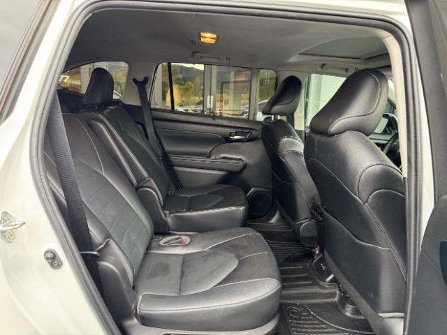Photo of 2022 Pearl Toyota Highlander