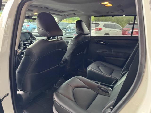 Photo of 2022 Pearl Toyota Highlander