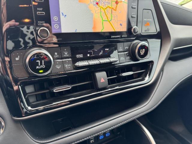Photo of 2022 Pearl Toyota Highlander