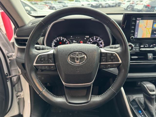 Photo of 2022 Pearl Toyota Highlander