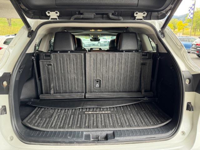 Photo of 2022 Pearl Toyota Highlander