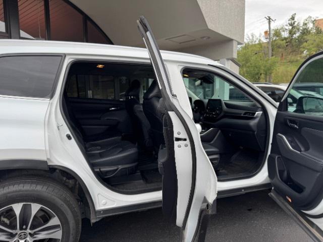 Photo of 2022 Pearl Toyota Highlander