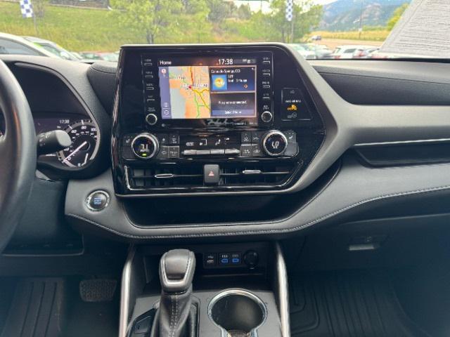 Photo of 2022 Pearl Toyota Highlander