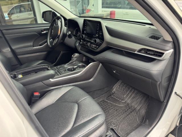 Photo of 2022 Pearl Toyota Highlander