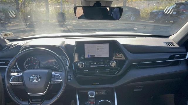 Photo of 2023 White Toyota Highlander