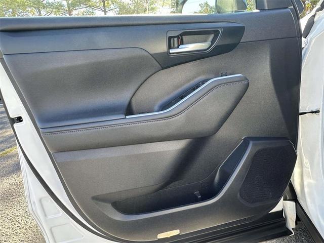 Photo of 2023 White Toyota Highlander