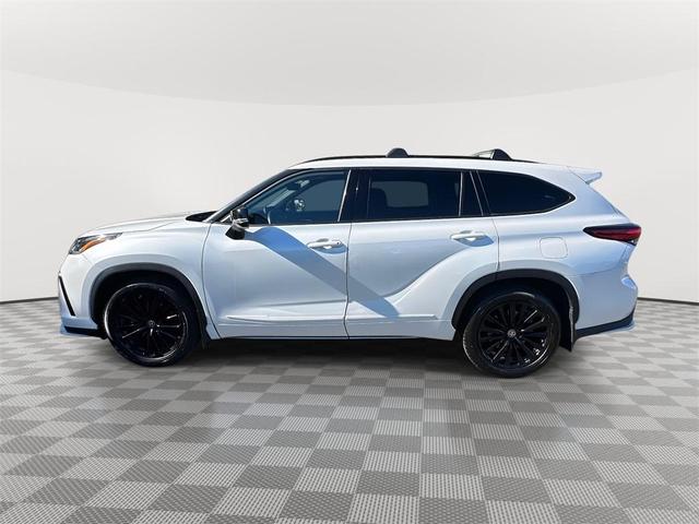 Photo of 2023 White Toyota Highlander