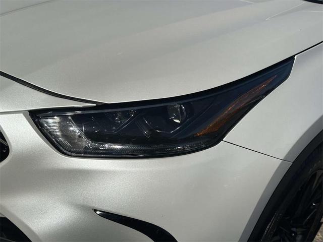 Photo of 2023 White Toyota Highlander