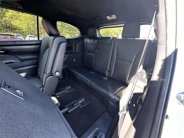 Photo of 2023 White Toyota Highlander