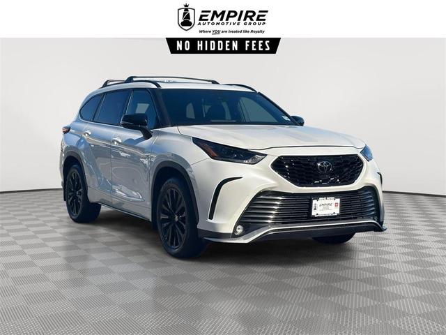 Photo of 2023 White Toyota Highlander