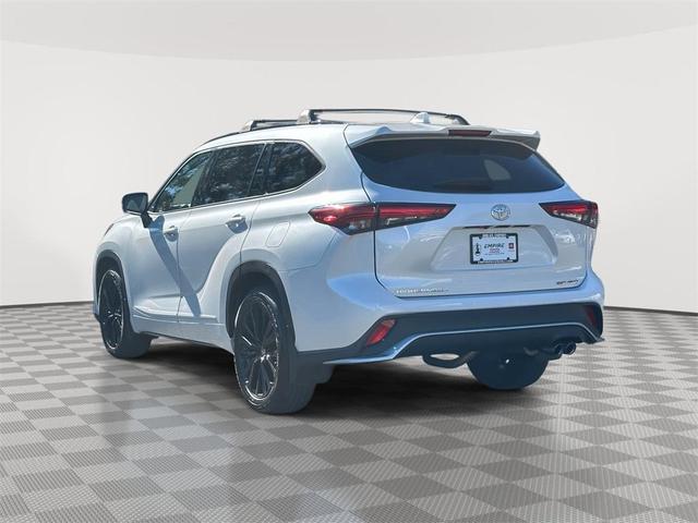 Photo of 2023 White Toyota Highlander
