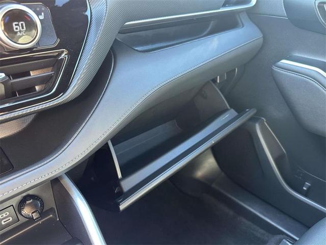 Photo of 2023 White Toyota Highlander