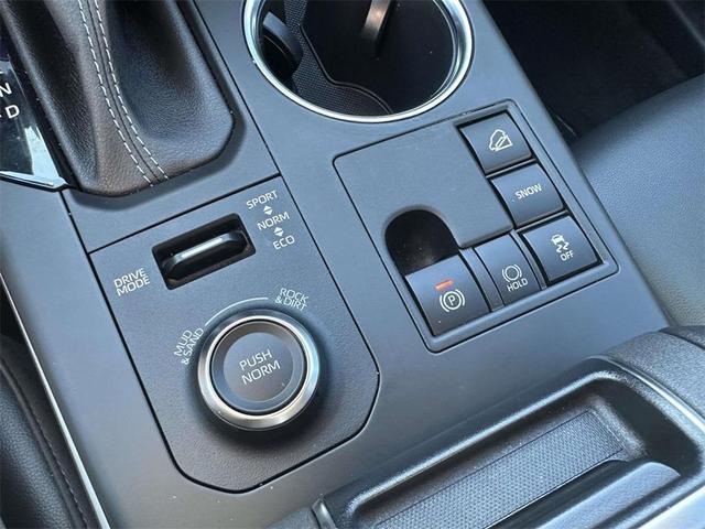Photo of 2023 White Toyota Highlander