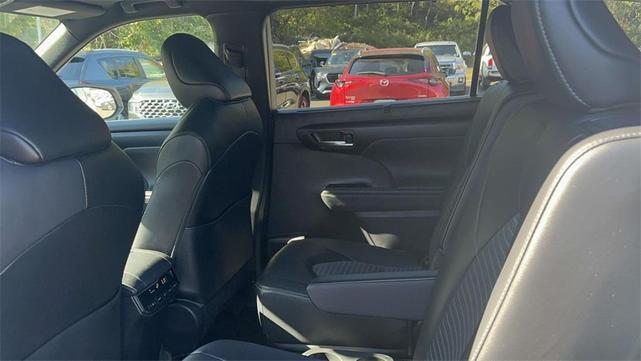 Photo of 2023 White Toyota Highlander