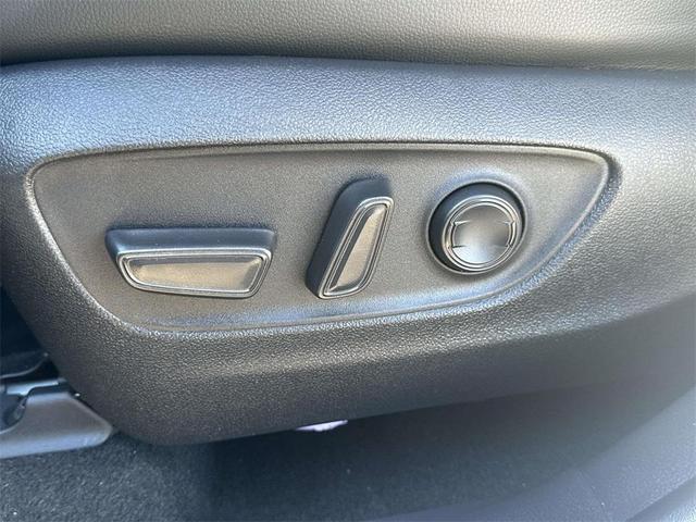 Photo of 2023 White Toyota Highlander