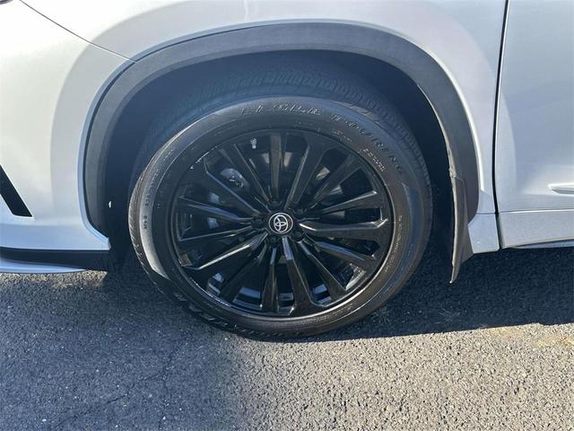 Photo of 2023 White Toyota Highlander