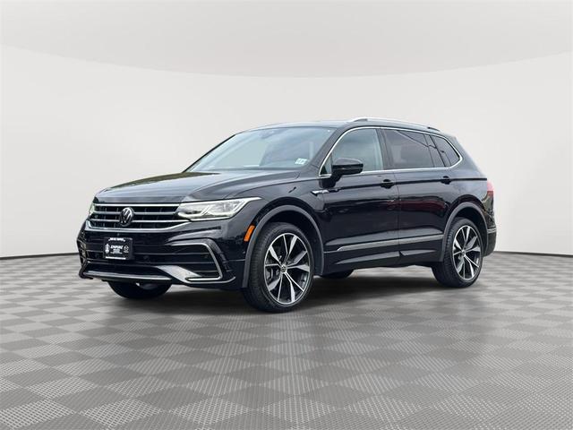 Photo of 2023 Deep Black Pearl Effect Volkswagen Tiguan