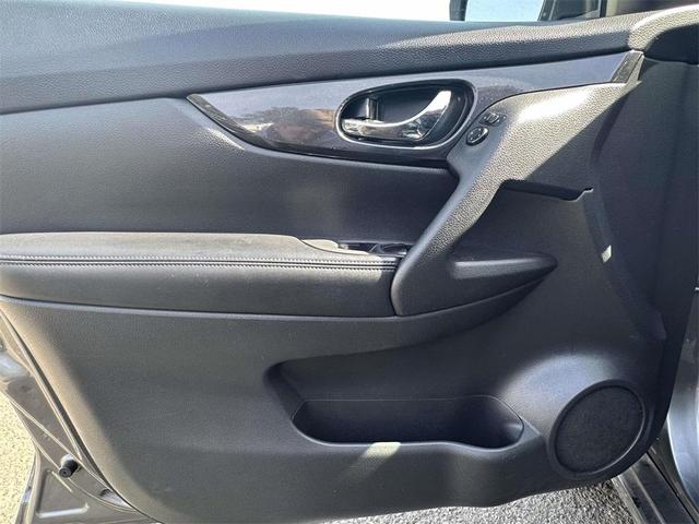 Photo of 2017 Gun Metallic Nissan Rogue