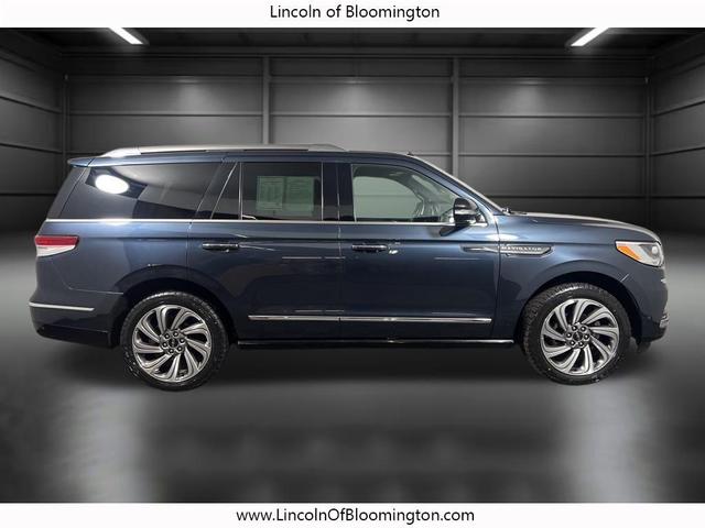 Photo of 2022 FLIGHT BLUE Lincoln Navigator