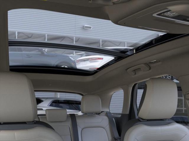 Photo of 2025 White Lincoln Corsair