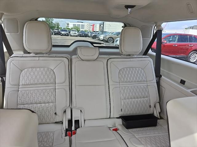Photo of 2023 MANHATTAN GREEN MET PREM Lincoln Navigator