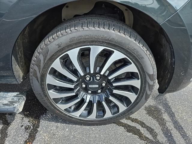 Photo of 2023 MANHATTAN GREEN MET PREM Lincoln Navigator