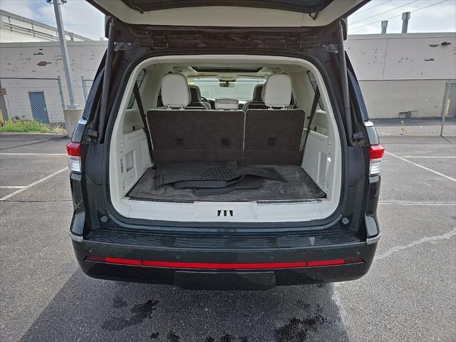 Photo of 2023 MANHATTAN GREEN MET PREM Lincoln Navigator