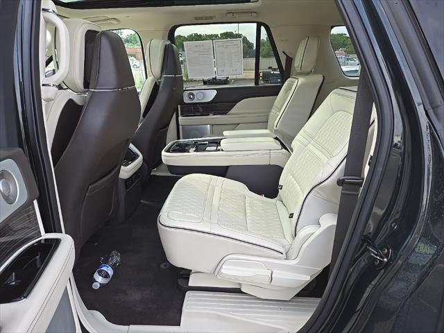 Photo of 2023 MANHATTAN GREEN MET PREM Lincoln Navigator
