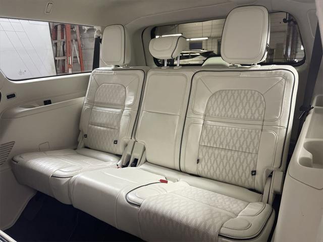 Photo of 2024 CHRMA CRYSTL BLUE MET PC Lincoln Navigator
