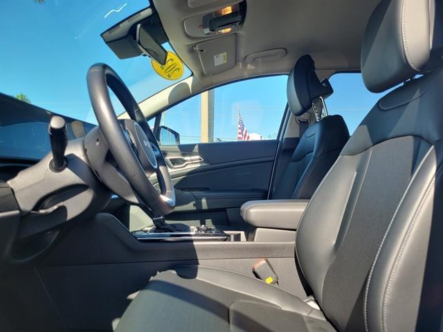 Photo of 2024 Glacial White Pearl Kia Sportage