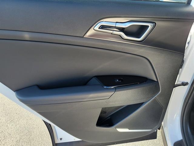 Photo of 2024 Glacial White Pearl Kia Sportage