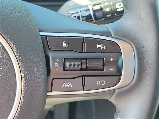 Photo of 2024 Glacial White Pearl Kia Sportage