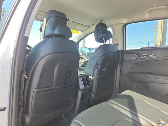 Photo of 2024 Glacial White Pearl Kia Sportage
