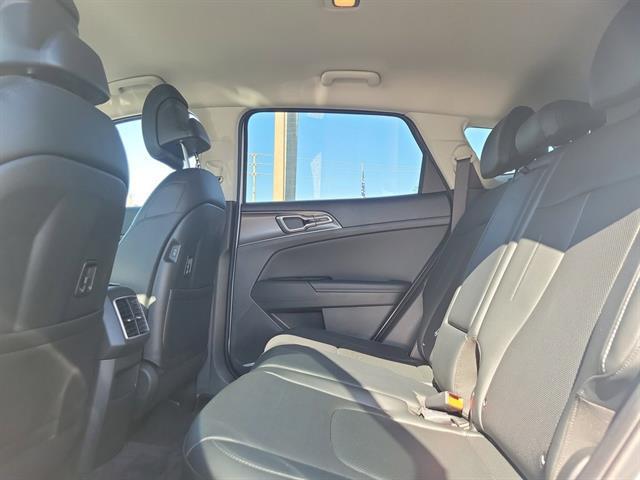 Photo of 2024 Glacial White Pearl Kia Sportage