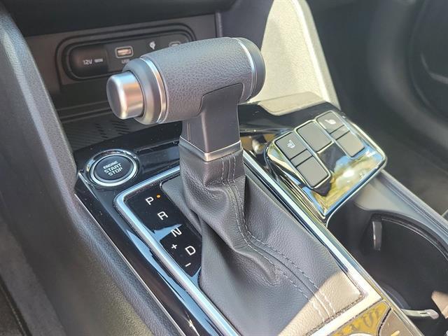 Photo of 2024 Glacial White Pearl Kia Sportage