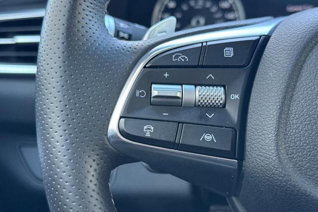 Photo of 2025 White Genesis G70